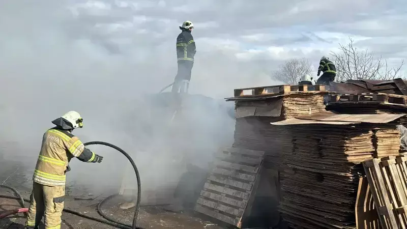 Kütahya'da Mobilya Atıkları Depo Yangını: İtfaiye Ekipleri Müdahalede