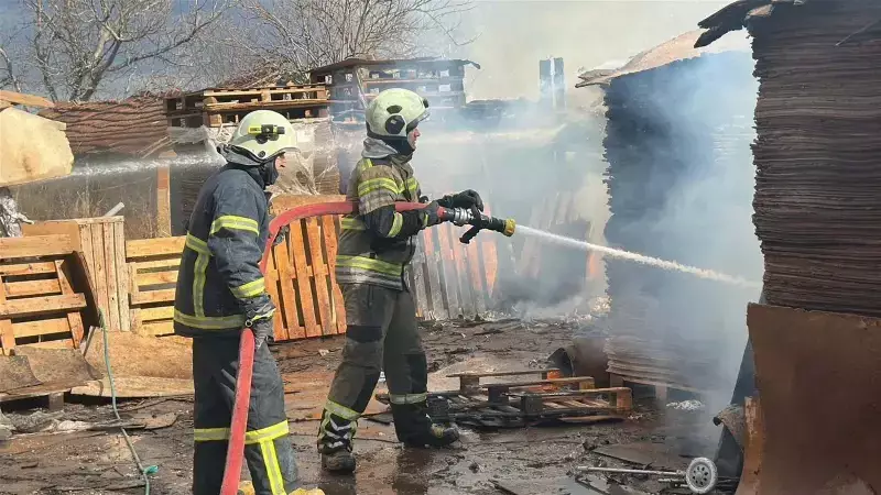 Kütahya'da Odun Sobasından Çıkan Yangın İtfaiye Müdahalesiyle Kontrol Altına Alındı