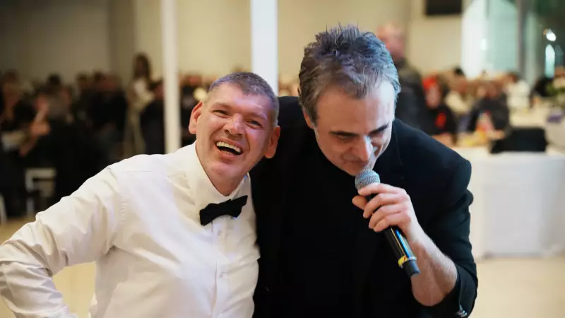 Kutsi, Engelsiz Kafe için Karamürsel'de Konser Verdi ve Tüm Geliri Bağışladı