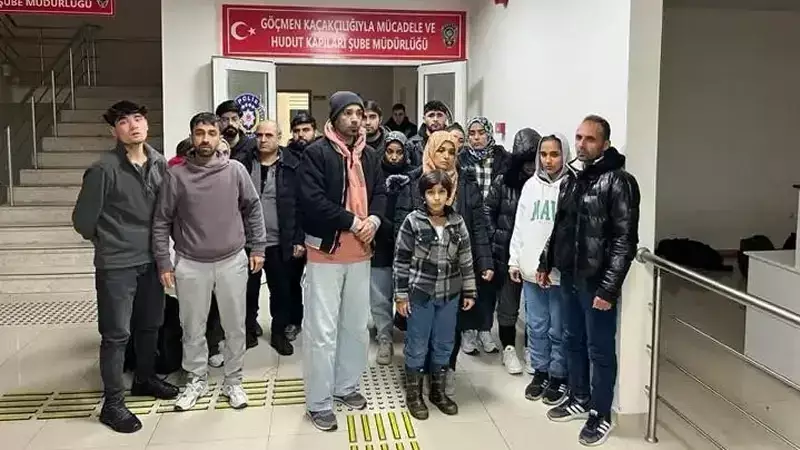 Manisa'da Göçmen Kaçakçılığı Operasyonu: 34 Düzensiz Göçmen ve Şoför Yakalandı
