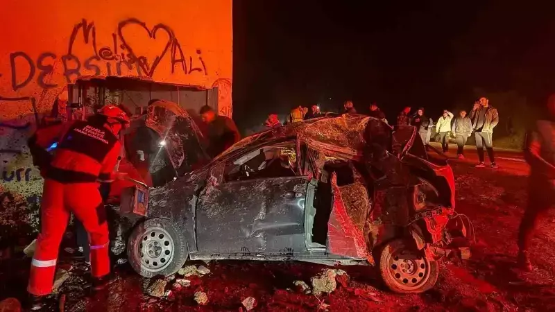 Marmaris'te Otomobil Takla Atarak Elektrik Trafosuna Çarptı: 2 Yaralı