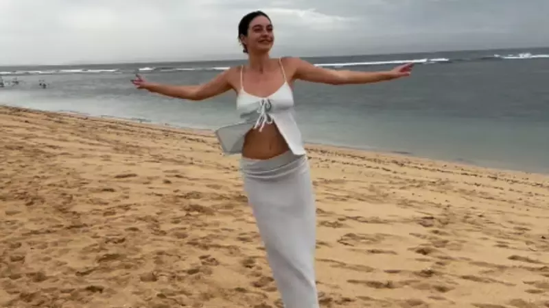 Melis Sezen Bali Sahillerinde Dans Performansı Sergiledi