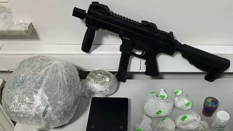 Menderes'te Hobi Bahçesinde Yakalanan S.A.'dan Otomatik Silah ve Kilolarca Uyuşturucu Çıktı