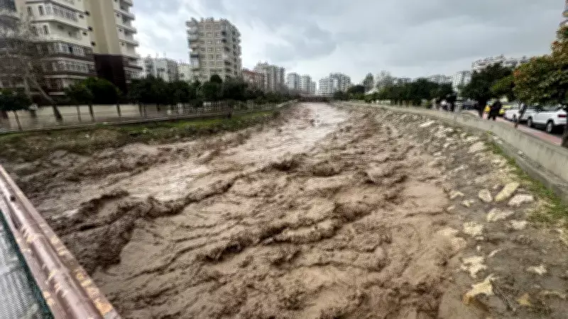 Mersin'de Kuvvetli Yağış Hayatı Olumsuz Etkiledi: Dereler Taştı, Yollar Kapandı
