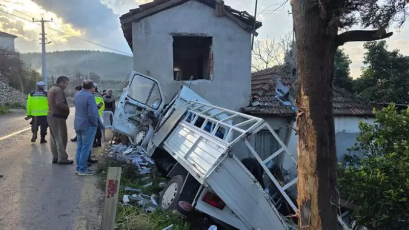 Muğla'da Acı Kayıp: 19 Yaşındaki Sürücü Yol Kenarındaki Eve Çarparak Hayatını Kaybetti