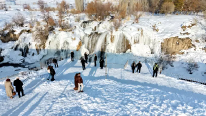 Muradiye Şelalesi Kışın Buzla Kaplanarak Büyüleyici Bir Görüntü Sunuyor