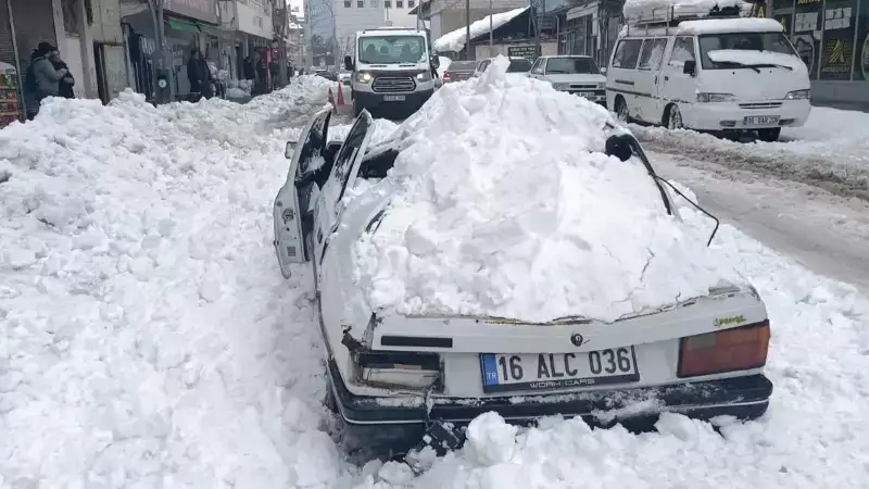 Muş'ta Çatıdan Düşen Kar Kütlesi Park Halindeki Aracı Kullanılamaz Hale Getirdi