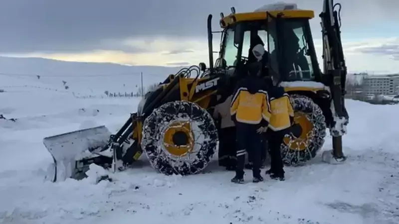 Muş'ta Kar Nedeniyle Kapalı Köy Yolunda Hasta Kadın İş Makinesiyle Ambulansa Ulaştırıldı