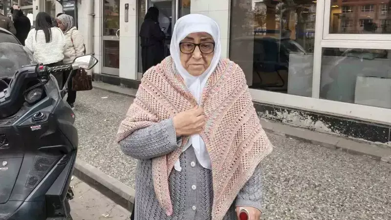 İncirliova'da Yaşlı Kadın, Konuşması Nedeniyle Maaşını Çekemiyor