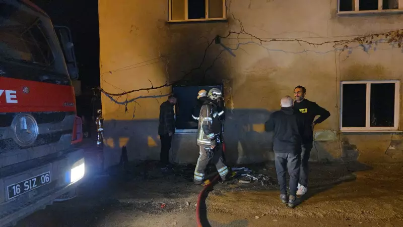 İnegöl'de 2 Katlı Evde Çıkan Yangın İtfaiye Ekiplerince Söndürüldü