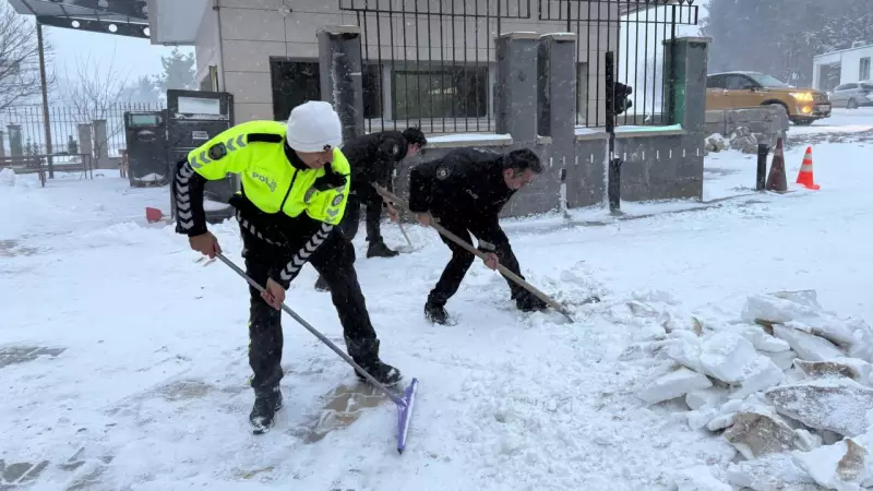 Osmaniye'de Polisler Kar Küreyerek Vatandaşların Yolunu Açtı