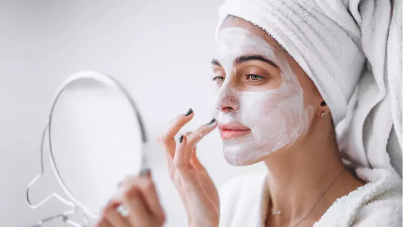 Pahalı Kremlere Veda: Parlak Cilt İçin 5 Doğal ve Ekonomik Ev Yapımı Maske