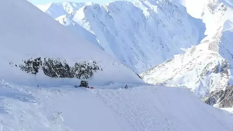 Pakistan'da Çığ Faciası: Domail Köyü'nde 9 Kişi Hayatını Kaybetti