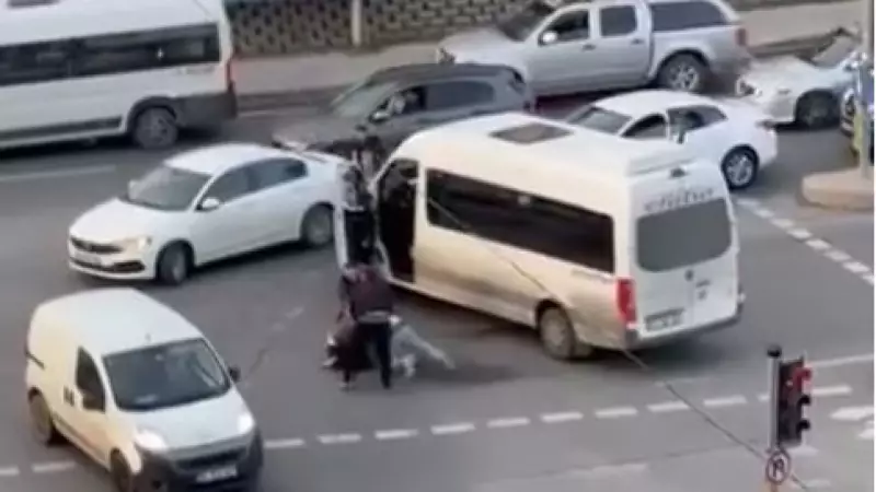 Pendik'te Kırmızı Işık Kavgası: Sürücüler Yol Verme Tartışmasıyla Birbirine Girdi