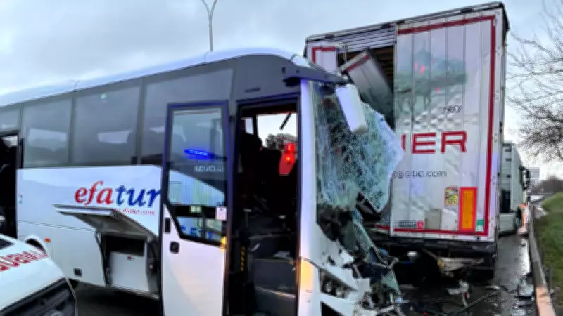 Pendik'te Midibüs TIR'a Arkadan Çarptı: 13 Kişi Yaralandı