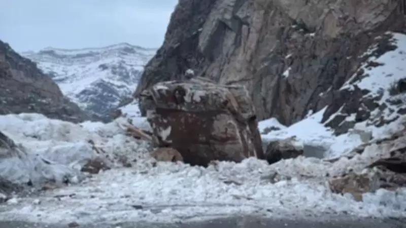 Şırnak'ta Dağdan Kopan Dev Kaya Yolu Trafiğe Kapattı, Can Kaybı Yaşanmadı