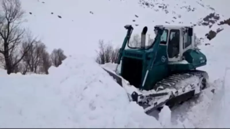 Şırnak'ta Kar Kalınlığı 2 Metreyi Aştı, Ekipler Vardiyalı Sistemle Mücadele Ediyor