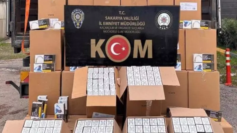 Sakarya'da Otoyolda Durdurulan TIR'da 6 Milyon 610 Bin Kaçak Makaron Ele Geçirildi