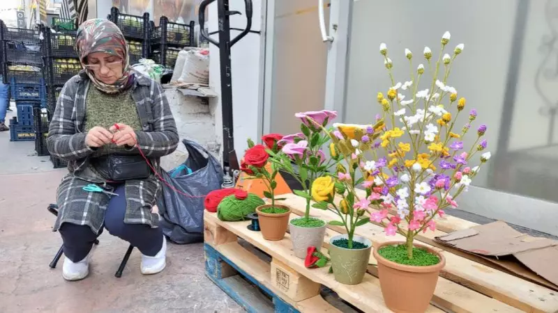 Samsun'da Asiye Kiraz, Örgü İplerden Solmayan Çiçekler Yaparak Aile Bütçesine Katkı Sağlıyor
