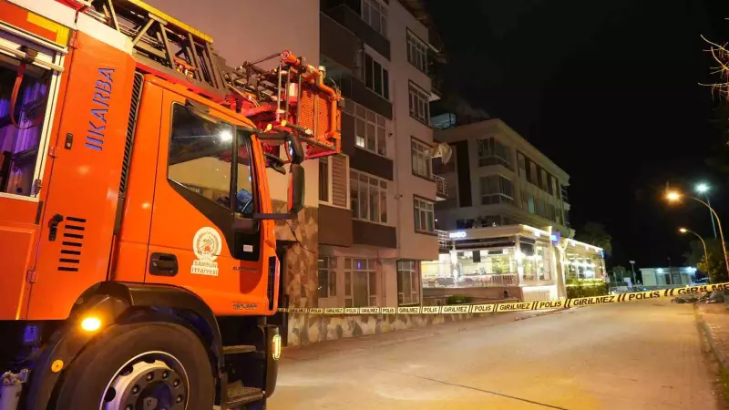 Samsun'da Fırtına: Bina Çatısı Uçtu, Ağaçlar Devrildi
