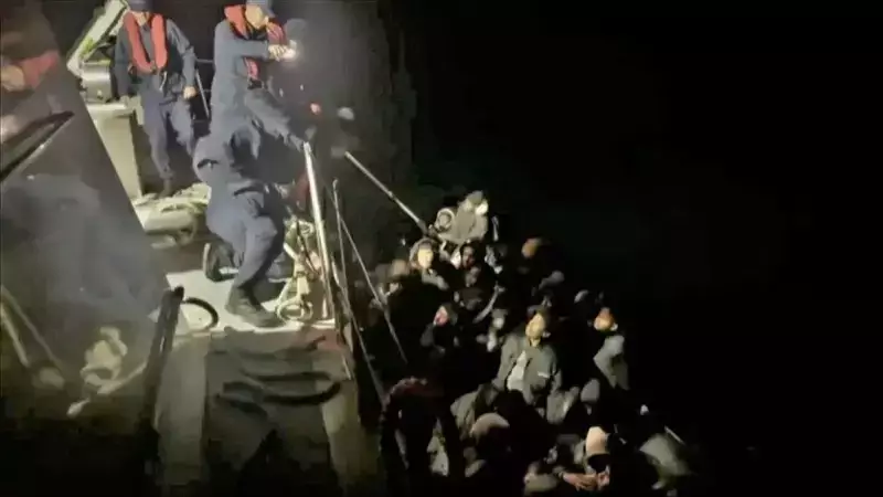 Seferihisar'da Sahil Güvenlik 43 Düzensiz Göçmeni Yakaladı