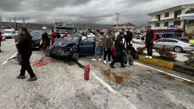 Seydikemer'de Zincirleme Trafik Kazası: 4 Yaralı, Kamyon Sürücüsü Gözaltında
