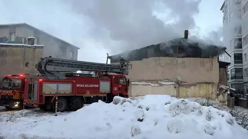 Sivas'ta Çatı Katında Çıkan Yangın İtfaiye Müdahalesiyle Kontrol Altına Alındı