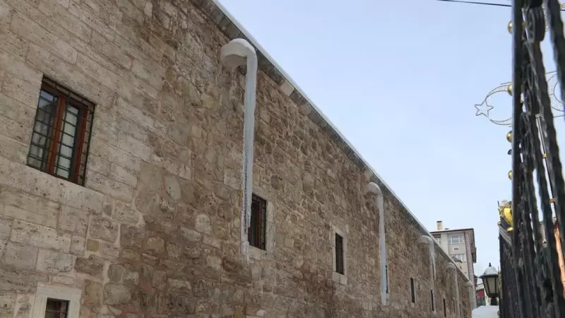 Sivas'ta Tarihi Behrampaşa Hanı'nda 4 Metrelik Buz Sarkıtları Oluştu