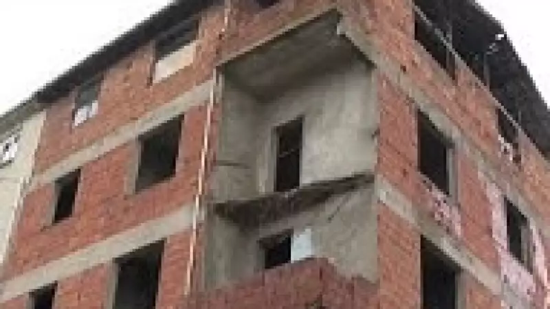 İstanbul Sultanbeyli'de 30 Yıllık Binanın Balkonu Çöktü, Araçlara Zarar Verdi