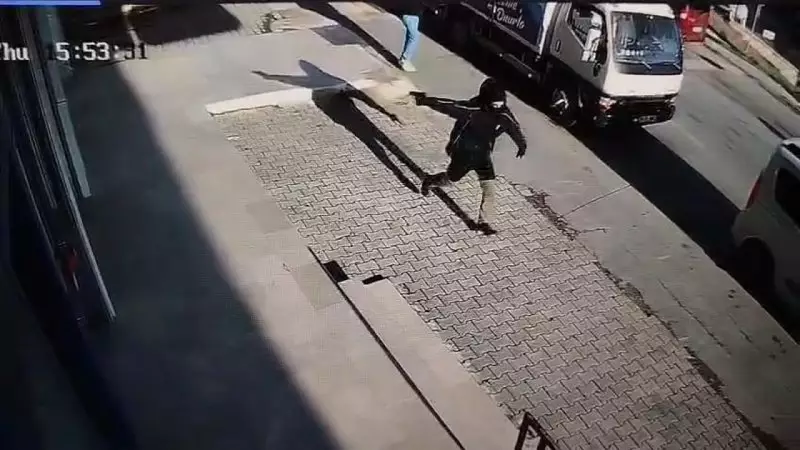 İstanbul'da 14 Yaşındaki Saldırgan Zincir Markete Ateş Açtı!