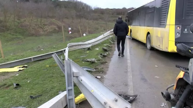 İstanbul'da İETT Otobüsü Bariyere Çarptı: 2 Yolcu Yaralandı