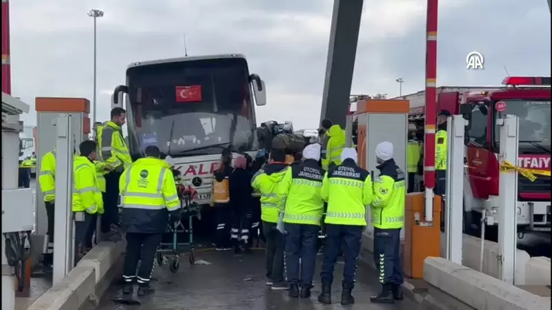 İstanbul'da Gişede Sıkışan Otomobil: Otobüs Çarptı, Araç Çıkamadı