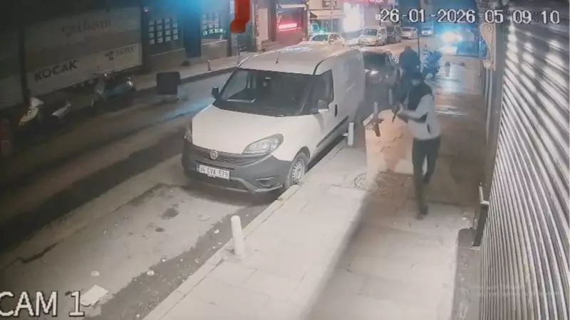 İstanbul'da Kalaşnikof Saldırısı: Hedef Silahı Alıp Karşı Ateş Açtı, Saldırgan Yakalandı
