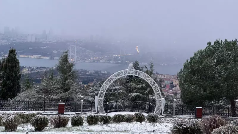 İstanbul'da Kar Yağışı: Yüksek Kesimler Beyaza Büründü, Vatandaşlar Sevindi