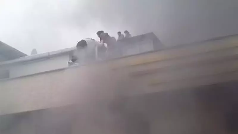 Sultanbeyli'de 5 Katlı Binada Çıkan Yangında 12 Kişi Kurtarıldı, Dumandan Etkilenenler Hastanelik Oldu