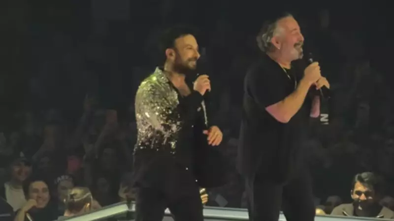 Tarkan ve Cem Yılmaz Sahnede Buluştu: 'Kuzu Kuzu' Performansı İzleyenleri Coşturdu