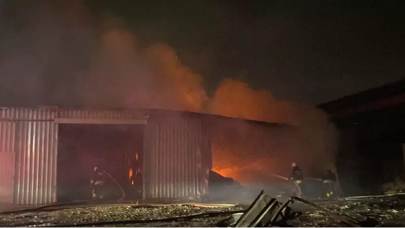 Tekirdağ Çerkezköy'de Tekstil Atık Geri Dönüşüm Tesisinde Yangın: İtfaiye Kontrol Altına Aldı