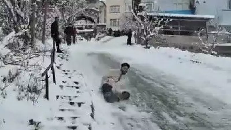 Tokat Niksar'da Karlı Yolda Poşetle Kayan Gençler Bahçeye Savruldu