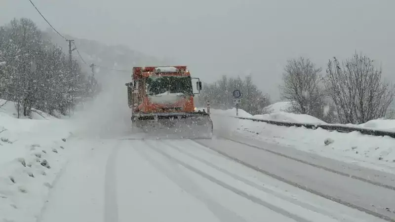 Ulus-Pınarbaşı Yolu Kar Nedeniyle Kapandı, Bartın'da Kazada 6 Yaralı