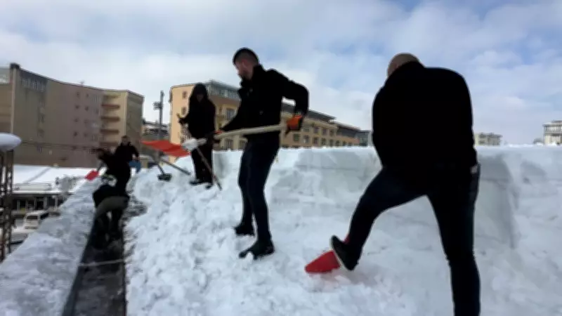 Yüksekova'da Eksi 30 Derecede 20 Kişilik Ekip, Alışveriş Merkezi Çatısındaki Karı Temizledi