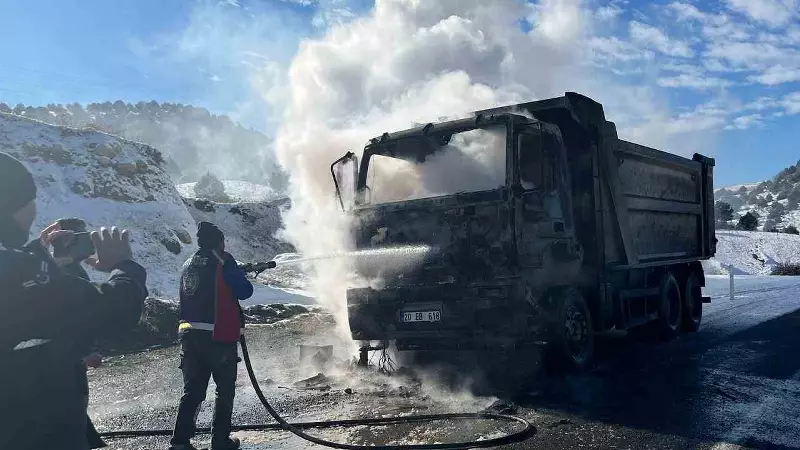 Yozgat'ta Kamyon Alev Alev Yandı: Araç Kullanılamaz Hale Geldi