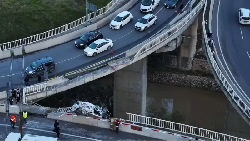 İzmir'de Can Pazarı: Freni Boşalan TIR Viyadükten Düştü, Kamyonet Asılı Kaldı
