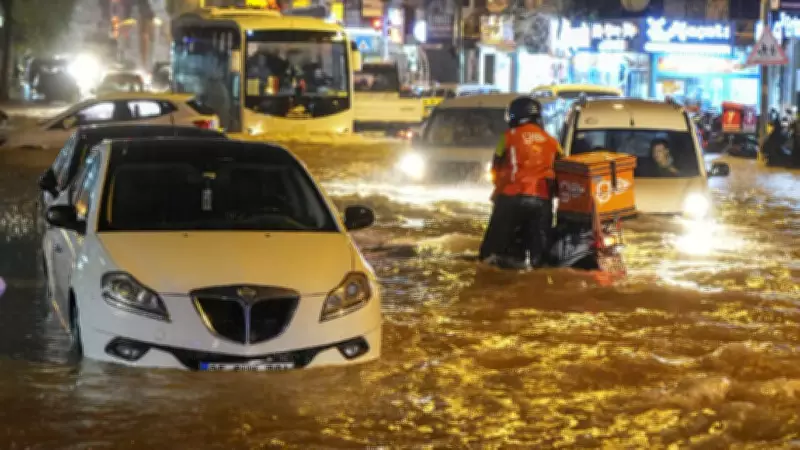 İzmir'de Şiddetli Sağanak ve Fırtına: Sel ve Su Kesintileri Yaşamı Felç Etti