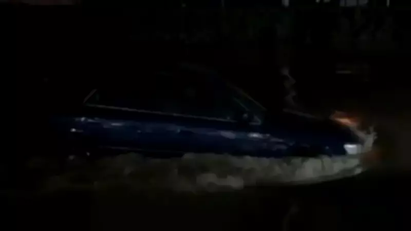 İzmir'de Sel Sularında Yüzen Araç Görüntüleri Şaşırttı