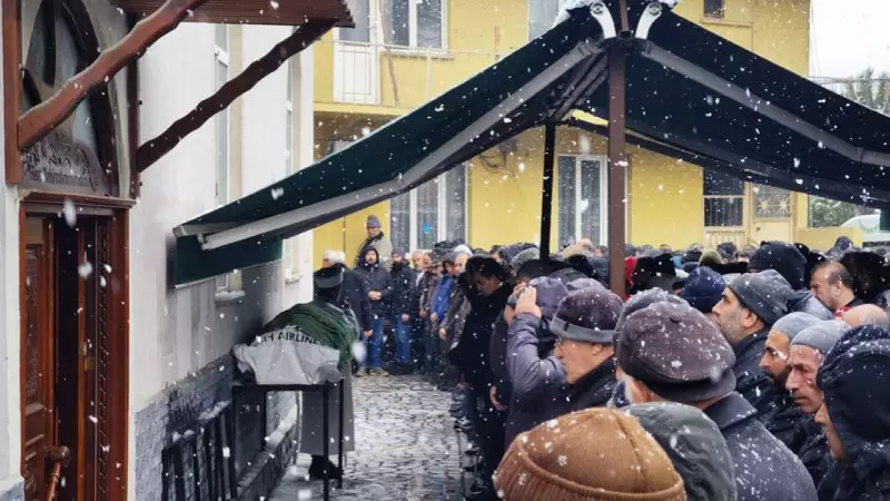 İzmir'de Yanan Araçta Ölü Bulunan Genç Müteahhit Artvin'de Toprağa Verildi