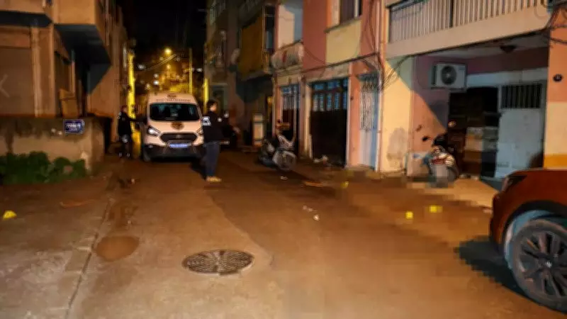 İzmir'de Yol Verme Tartışması Bıçaklı Kavga ile Sonuçlandı: 7 Yaralı