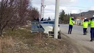 Afyonkarahisar'da Trafik Kazası: Anne Hayatını Kaybetti, 12 Yaşındaki Oğlu Ağır Yaralı