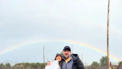 Ata Demirer ve Dilara Alemdar Bodrum'da Gökkuşağı Altında Aşk Pozu Verdi