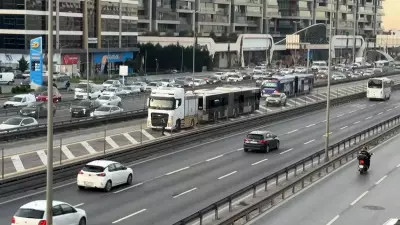Avcılar'da Metrobüs Motoru Alev Aldı: Sefaköy Durağı'nda Yangın Paniği