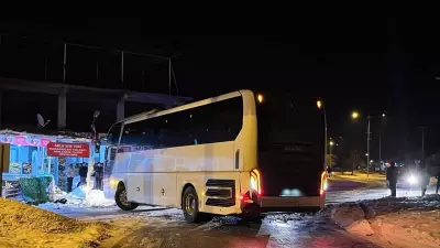 Elazığ'da Buzlanma: Yolcu Otobüsü Dinlenme Tesisine Çarptı